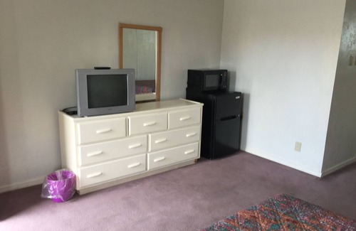 Outlook Hotel | Budget-Friendly Stay at Townhouse Motel with Kitchen Access