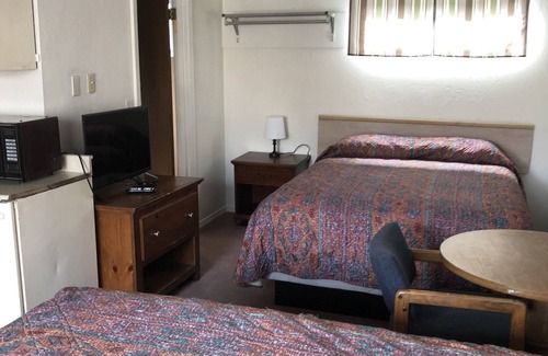 Outlook Hotel | Budget-Friendly Stay at Townhouse Motel with Kitchen Access