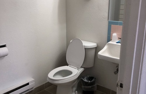 Outlook Hotel | Budget-Friendly Stay at Townhouse Motel with Kitchen Access