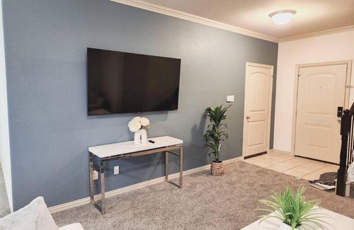 Grand Prairie House | Family-Friendly Townhouse Steps from AT&T Stadium & Six Flags