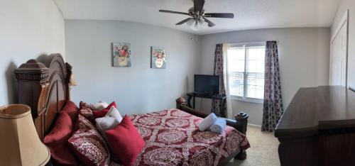 Winterville House | Ideal Townhouse Steps from Shopping and Dining
