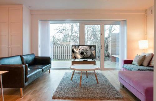 Sollentuna Villa | Convenient Townhouse on Arlanda Metro Line with Breakfast