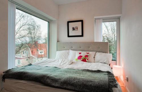 Sollentuna Villa | Convenient Townhouse on Arlanda Metro Line with Breakfast
