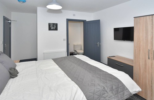 Stoke-on-Trent House | Townhouse @ Princes Road Stoke - Superior Double Ensuite With TV