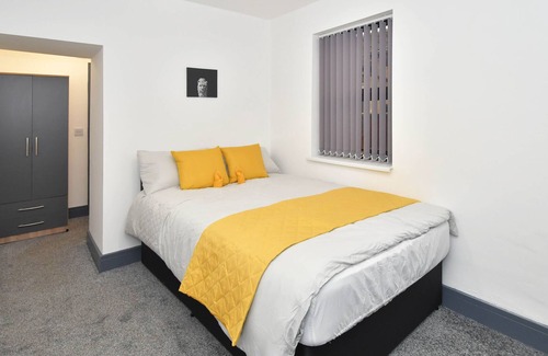 Stoke-on-Trent House | Townhouse @ Princes Road Stoke - Superior Double Ensuite With TV