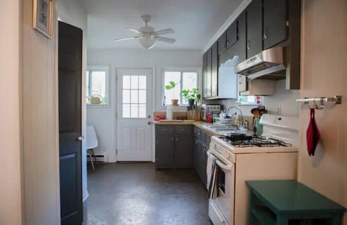 Richmond House | Cozy Townhouse Near Byrd Park with Family-Friendly Amenities
