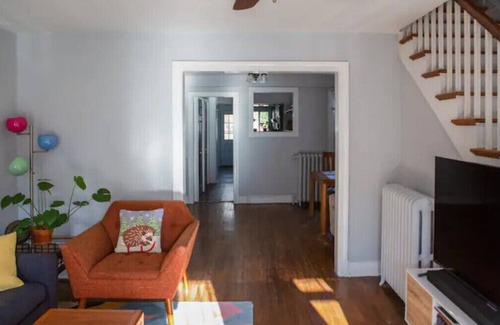 Richmond House | Cozy Townhouse Near Byrd Park with Family-Friendly Amenities