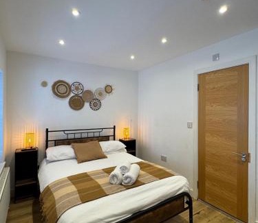 Livesey Hotel | Townhouse Studio with Kitchen & Ensuite - Great Location
