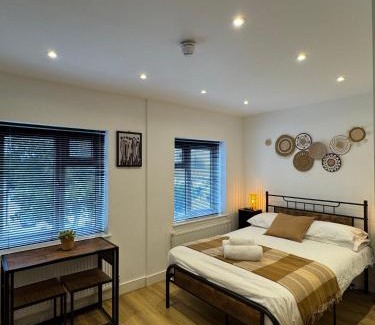 Livesey Hotel | Townhouse Studio with Kitchen & Ensuite - Great Location
