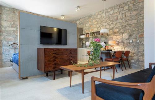Stari Grad Apartment | Townhouse Suite Danish Art