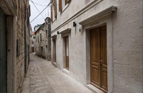 Stari Grad Apartment | Townhouse Suite Danish Art