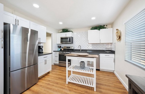 North Mountain House | Top-Rated Stay at Townley on 6th with Spa & Pet-Friendly Perks