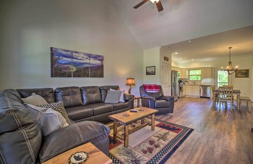 Townsend Condo | Exquisite Townsend Condo with Pool & Scenic Mountain Views