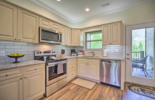 Townsend Condo | Exquisite Townsend Condo with Pool & Scenic Mountain Views