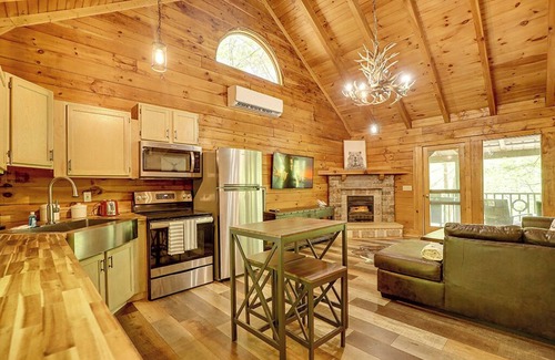 Townsend Cabin | Cozy Townsend Manna: 1 Bedroom with Spa and Hot Tub
