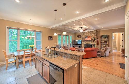 Townville House | Discover Townville Lakefront Cottage with Private Dock