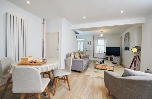 Pentrefelin House | Pet-Friendly Towy Snug: 4-Star Comfort with Great Reviews