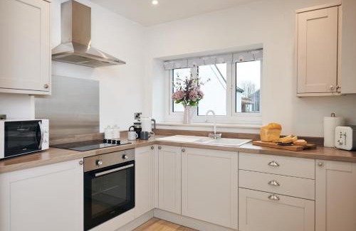 Pentrefelin House | Pet-Friendly Towy Snug: 4-Star Comfort with Great Reviews