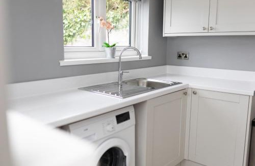 Pentrefelin House | Pet-Friendly Towy Snug: 4-Star Comfort with Great Reviews