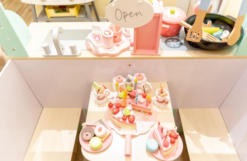 Annan District Apartment | Enchanting Toy Castle for Family Fun and Pet-Friendly Stays