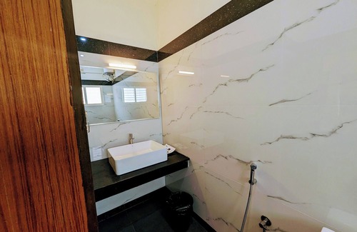 Tiruchirappalli Hotel | Budget-Friendly Stay at TPC Camphor with Breakfast Included