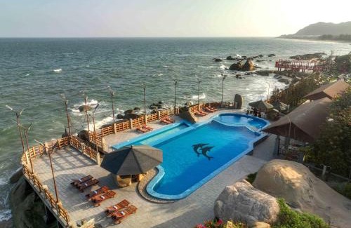 Ba Ria Resort | Relax at Trân Châu Beach & Resort with Oceanfront Views