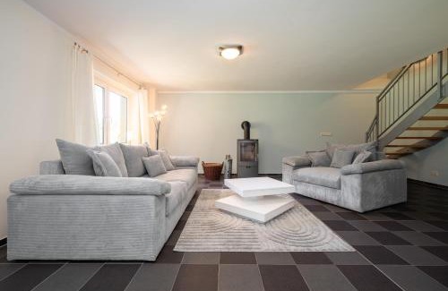 Muritz House | Cozy Retreat with Fireplace and Expansive Garden Space