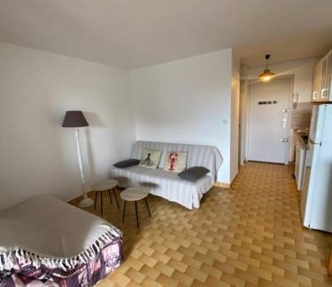 Cap d'Agde Apartment | Charming Cabin Studio: Child-Friendly Retreat with High Ratings
