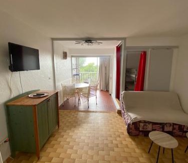 Cap d'Agde Apartment | Charming Cabin Studio: Child-Friendly Retreat with High Ratings