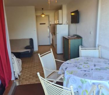 Cap d'Agde Apartment | Charming Cabin Studio: Child-Friendly Retreat with High Ratings