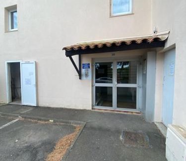 Cap d'Agde Apartment | Charming Cabin Studio: Child-Friendly Retreat with High Ratings