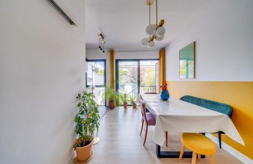 Bacalan Apartment | Beautiful Apartment with Terrace and Garden for Families