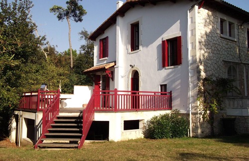 Saint-Palais-sur-Mer Villa | Family-Friendly Villa Steps from Beach and Shops - 10/10 Rating