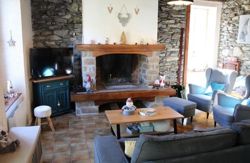 Ancizan House | Beautiful Typical House Near Saint-Lary with Family & Pet Perks