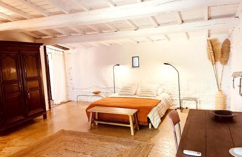 Costieres House | Charming Bohème Retreat with Tennis and Pet-Friendly Amenities