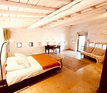 Costieres House | Charming Bohème Retreat with Tennis and Pet-Friendly Amenities