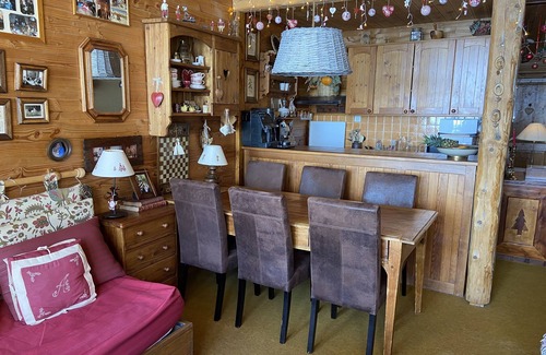 Enchastrayes Apartment | Scenic Apartment with Balcony & Spa Near Ski Slopes