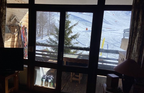 Enchastrayes Apartment | Scenic Apartment with Balcony & Spa Near Ski Slopes