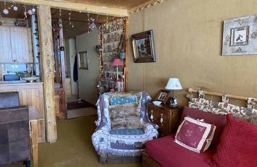 Enchastrayes Apartment | Scenic Apartment with Balcony & Spa Near Ski Slopes