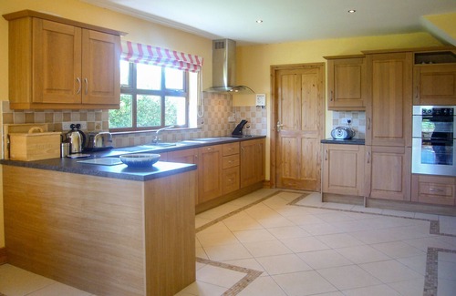 Kilmore Cottage | Family-Friendly TRA GHEAL with Garden in Kilmore, Wexford