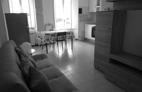 Comero Apartment | Convenient Stay Between the Station and Lake with Family-Friendly Perks