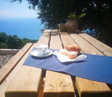 Ispani Apartment | Oceanfront Retreat at Tra Montagne e Mare: Rated 8.8/10