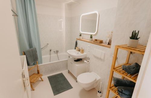 Zentrum-Nord Apartment | Central Retreat with Parking and Balcony – Rated 9/10!