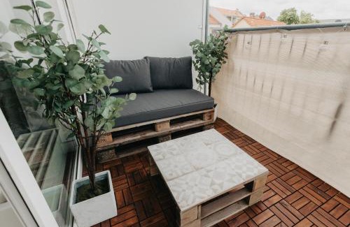 Zentrum-Nord Apartment | Central Retreat with Parking and Balcony – Rated 9/10!