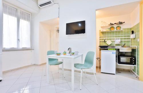 Vasto Apartment | Track Station Studio Apartment - with Netflix