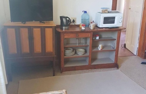 Graaff-Reinet House | Budget-Friendly Trackers Inn with Breakfast & Family Amenities