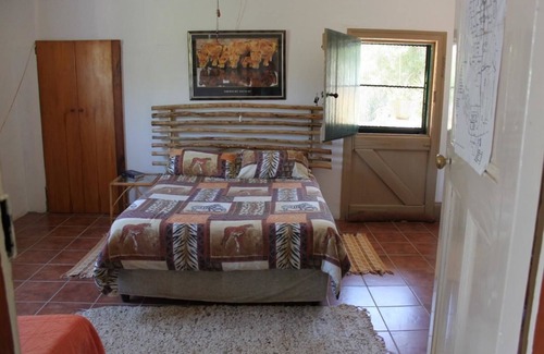 Graaff-Reinet House | Budget-Friendly Trackers Inn with Breakfast & Family Amenities