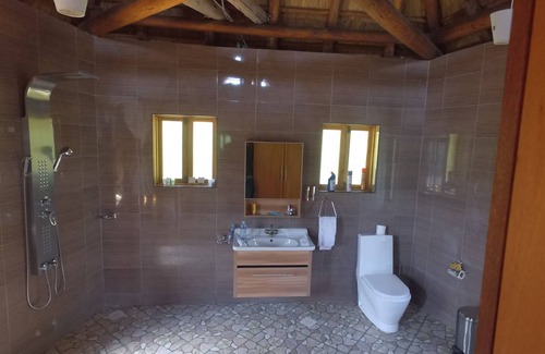 Bwindi Hotel | Experience Nature at Trackers Safari Lodge Bwindi