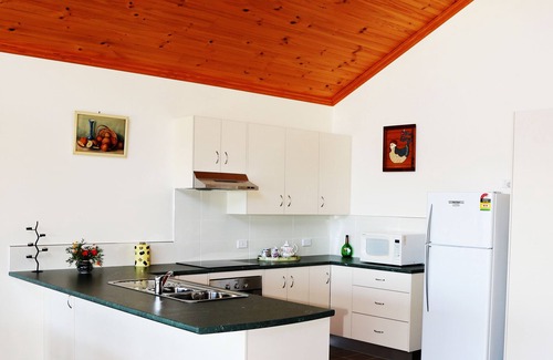Waterview Heights House | Tracks End Retreat: A Peaceful Getaway with Free WiFi
