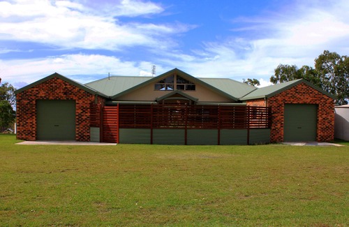 Waterview Heights House | Tracks End Retreat: A Peaceful Getaway with Free WiFi